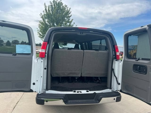 2024 Chevrolet Express Passenger 3500 1LT