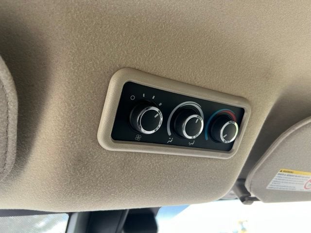 2024 Chevrolet Express Passenger 3500 1LT